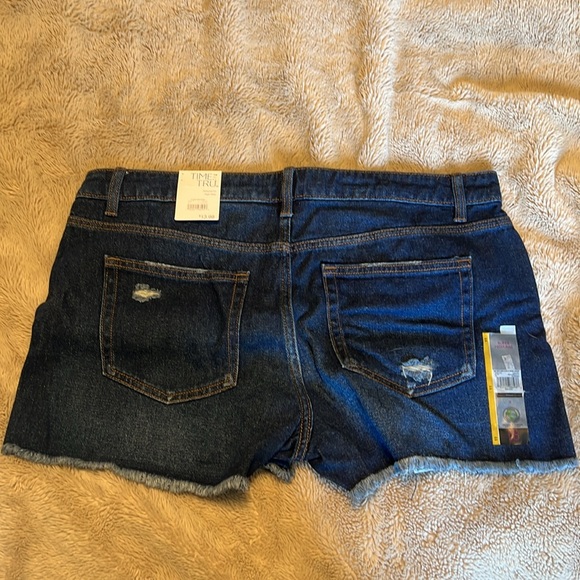 Women’s high rise shorts - Picture 2 of 3